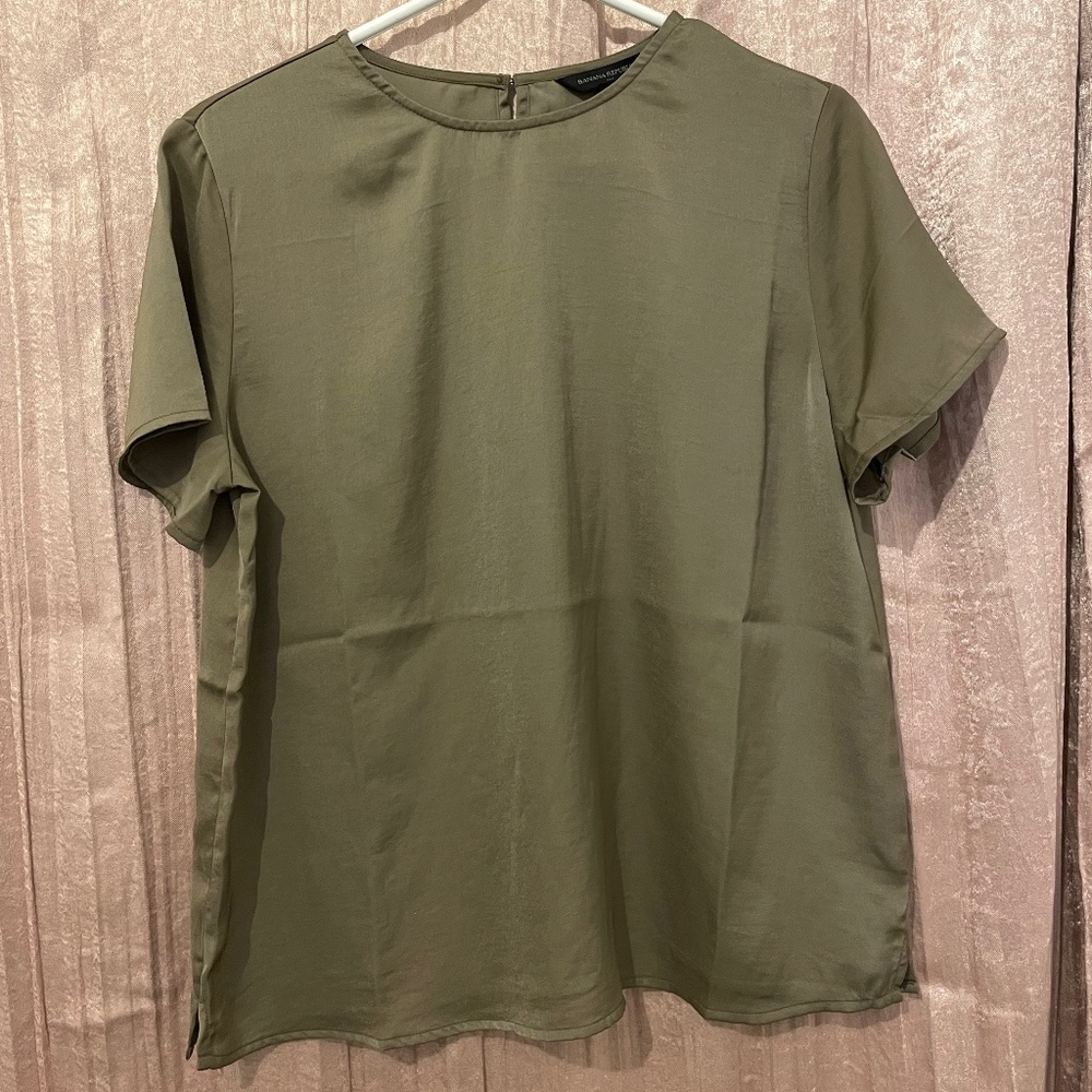 Small Olive Green Banana Republic Satin Short Sleeve Blouse